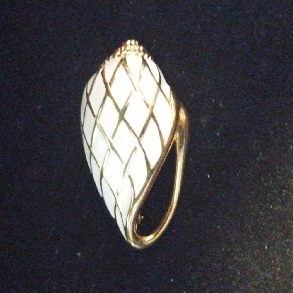 Trifari Shell pin - Picture 2 of 4